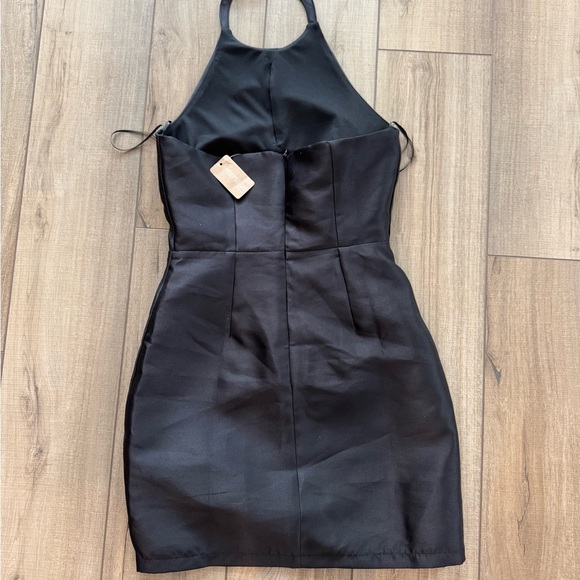 Elegant Black Halter Dress - Picture 3 of 8